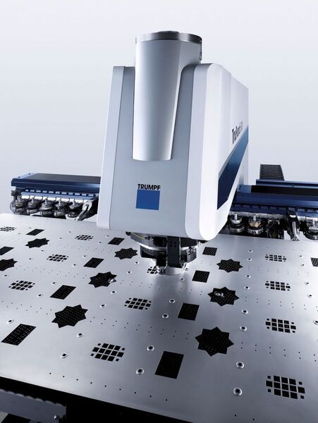 Die kompakte Trupunch 3000 bearbeitet Bleche bis zu 6,4 mm Dicke und lässt sich gänzlich automatisieren. Bild: Trumpf (Archiv: Vogel Business Media)