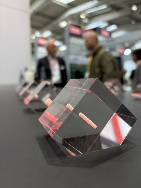 Winzig klein: Additive gefertigte Keramik-Lösungen. Zu sehen am Stand von Sinto Advanced Ceramics Europe GmbH auf der Hannover Messe 2026. (Bild: Sinto Advanced Ceramics Europe GmbH)