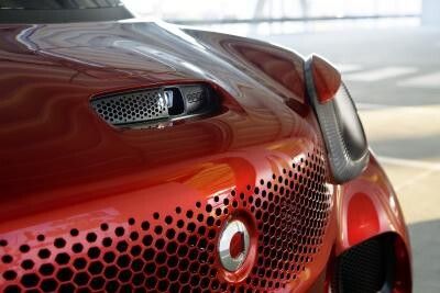 Das I-Tüpfelchen bei diesem Elektroauto: In die Front ist ein Beamer für selbst gestaltetes Autokino integriert. (Bild: Daimler)