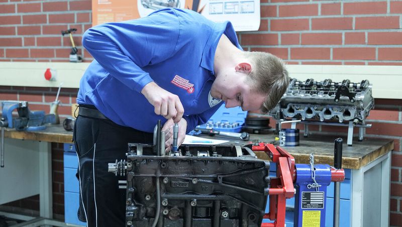 Der Niedersachse Christian Wellmeyer arbeitet hier an der zweiten Blockaufgabe, für die die Teilnehmenden 90 Minuten Zeit hatten. Aufgabe war hier, den Verschleiß von Motorbauteilen zu ermitteln.  (Bild: Schmidt - VCG)