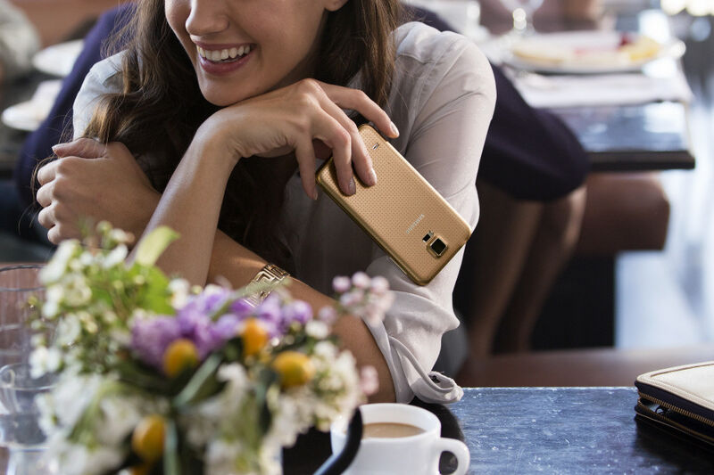 Das Samsung Galaxy S5 ist IP67-zertifiziert und damit staub- und wasser-(Kaffeeγ)-resistent. (Bild: Samsung)