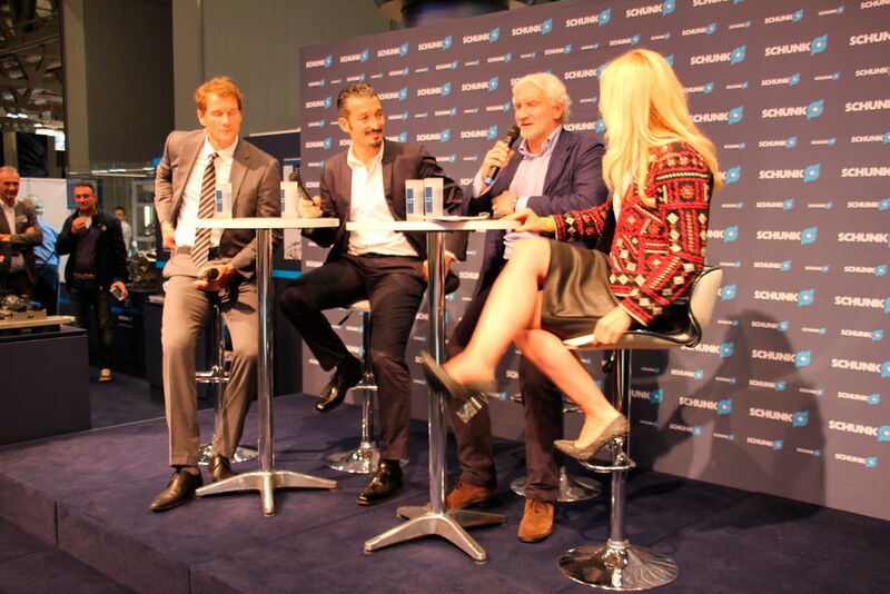 Schunk begeisterte mit seiner Talkrunde der Sport-Giganten. Anekdoten rund um legendäre Fußball-Momente wie das Halbfinalspiel der WM 2006 in Dortmund oder die WM 1990 in Italien gehörten ebenso dazu wie ein differenzierter Blick auf die italienische Serie A, die Bundesliga, die Champions League und die EM 2016. (Bild: Sonnenberg)