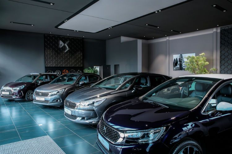 Edler Chic: Der Showroom ist in relativ dunklen Farben gestaltet, was dem Kunden einen edlen Eindruck vermitteln soll. (DS)