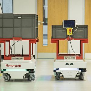 Bei Honeywell Analytics sorgen drei MiR100 dafür, dass die Belegschaft von monotonen Trans- portaufgaben entlastet wird. Dadurch können die Mitarbeiter wieder gezielt an den Produktionslinien arbeiten.