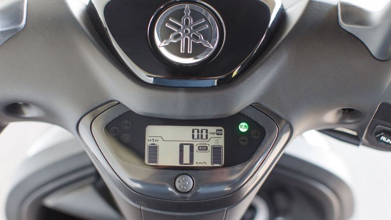 Das kleine LC-Display im Cockpit zeigt neben allen wichtigen Fahrzeuginfos auch einige Informationen vom verbundenen Handy an. (Bild: Yamaha)
