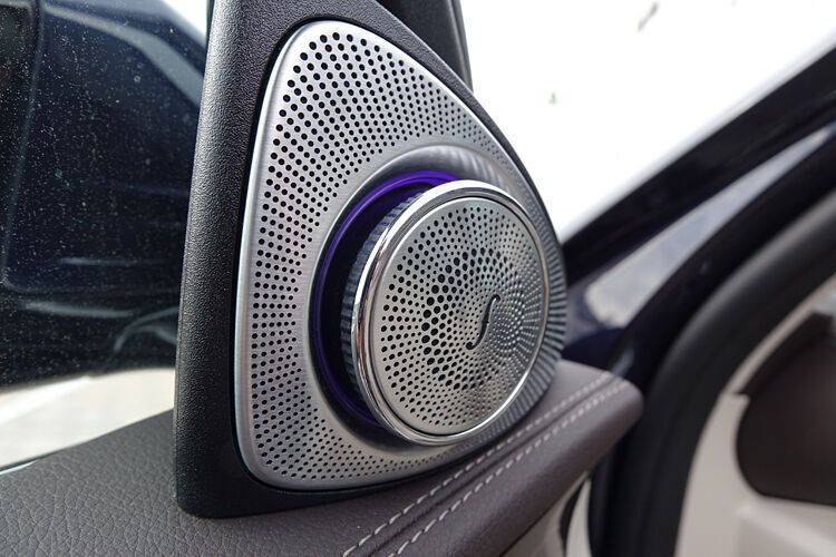 Mit dem „Burmester High-End 3D Surround-Soundsystem“ haben wir uns wie in einem Konzertsaal gefühlt. Für einen dreidimensionalen Klang sorgen insgesamt 23 Lautsprecher, die sich an der Seitenspiegelinnenseite,... (Sven Prawitz)