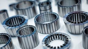Auch die additive Fertigung befruchtet die Schleiftechnikwelt. Das bewies Emuge Franken mit 3D-gedruckten Spannhülsen, die eine flexiblere und deformationsarme Fixierung bei variierenden Bauteilen garantieren. Per FEM ausgelegte Waben- und Mäanderstrukturen helfen dabei. (Bild: VDW / U. Regenscheit)