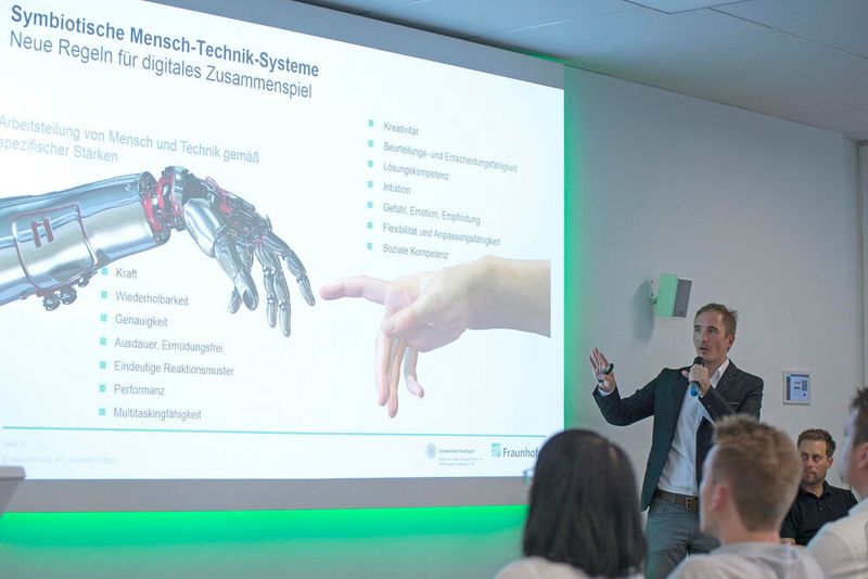 Andreas Schuller vom Fraunhofer IAO bot einen eindrucksvollen Ausblick in die Arbeitswelt der Zukunft.  (J. Untch / Vogel Communications Group GmbH & Co. KG)