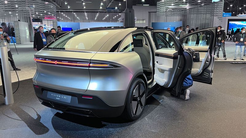 ... wollen Tech-Konzerne ihr Stück vom Kuchen in der Autoindustrie ab haben. So stellt Sony mit dem S-02 ein Auto im Stil des Tesla Model Y vor. (Bild: sp-x)