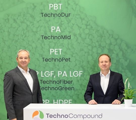 Rifat Erden, dyrektor ds. sprzedaży i marketingu (po lewej), oraz Dirk Breitbach, dyrektor zarządzający firmy Techno-Compound.(Bild:  Techno-Compound)