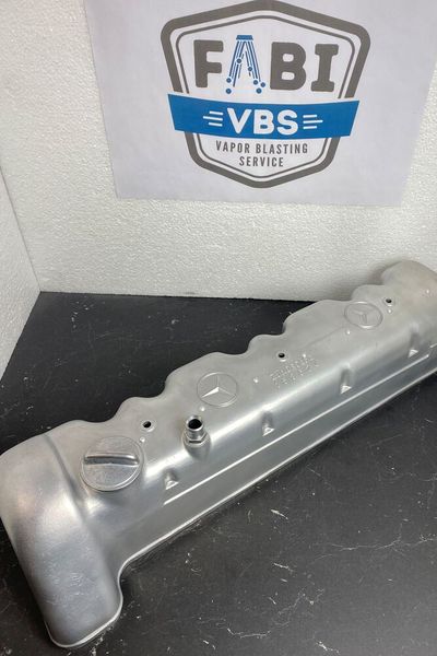 Ohne die originale Gussstruktur/-Oberfläche zu beschädigen: Dank Vapor-Blasting erhalten solche Bauteile ein bislang (fast) nicht gekanntes Finish. (Bild:  FABI-VBS )