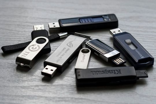 Unternehmen die Roboter und OT-Netzwerke nutzen, verlassen sich in hohem Maße auf den USB-Anschluss.(Bild:  gemeinfrei /  Pixabay)