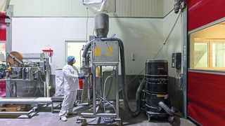 Der Prozess startet mit dem Umfüllen der pulverförmigen Grundprodukte in Big Bags. Die Absaugung von Stäuben an der Entstehungsstelle übernimmt ein Ruwac-Sauger. (Bild: Ruwac Industriesauger)
