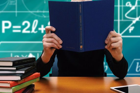 Irgendwann nähert sich jedes Studium dem Abschluss und es kommt zur Frage, in welche Richtung es danach gehen soll. Bei einer Studie des Unternehmens Ernst & Young wurden im Jahr 2018 insgesamt 2000 Studenten zu ihren Berufsvorstellungen befragt, rund 12% davon aus naturwissenschaftlichen Fächern. Welche Branchen für diese am besten zu den beruflichen Plänen passen, erfahren Sie in dem folgenden Ranking.  Mehrfachnennungen waren in der Umfrage möglich. (Bild: Pixabay/Alexas_Fotos)