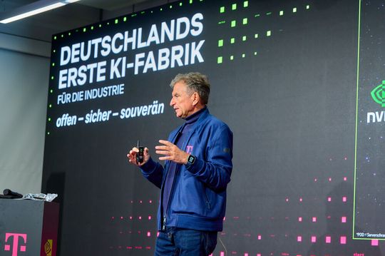T-Systems-Chef Ferri Abolhassan erklärt Hintergründe zur KI-Fabrik. Sie ist die Basis für den „Deutschland Stack“, den die Telekom gemeinsam mit SAP bereitstellt.  (Bild:  Deutsche Telekom AG / Cindy Albrecht / Robert Dieth)