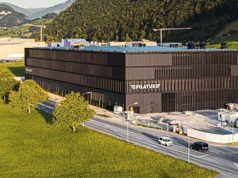 Das nach einem Schweizer Berg und nach der Farbe der lasttragenden Composite-Bauteile benannte «Schwarzhorn» vereint sämtliche Prozessschritte unter einem Dach – von der Rohmaterialanlieferung und -lagerung über die Bauteilfertigung, Detailmontage und Oberflächenbehandlung bis hin zur Lagerung und Kommissionierung. (Bild: Pilatus Flugzeugwerke AG)