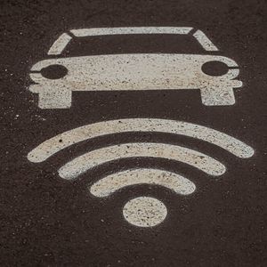 Deutliches Zeichen: Das induktive Laden klappt nicht nur bei Handys, sondern auch bei E-Autos.(Bild:  Stellantis Germany)