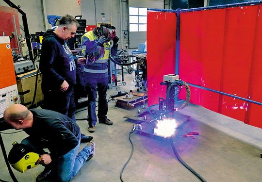 Mitarbeiter von DIN Tools und Smulders testen den Prototypen des Schweißroboters. Mitarbeiter von DIN Tools und Smulders testen den Prototypen des Schweißroboters.