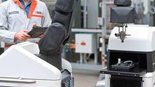 Bild 1: Flexible Automatisierungslösung: der Produktionsassistent (li.) und das optische Prüfsystem „Apas inspector”. (Bild: Bosch)