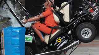 Das klassische Golf-Kart Club Car Villager bietet praktisch keinen Schutz bei einem Totalaufprall. (Foto: Euro-NCAP)