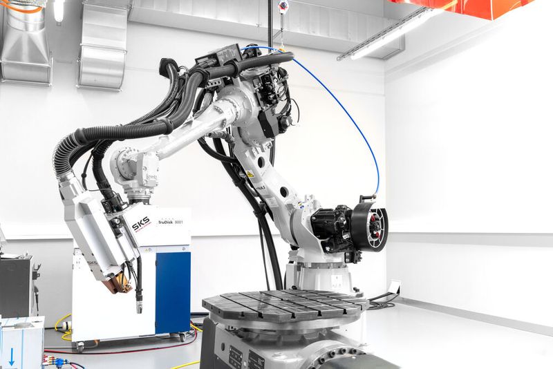 Automatisierte Schweißsysteme und eine hohe Fertigungstiefe sorgen für präzise, langlebige Komponenten. (Bild: SKS Welding Systems)