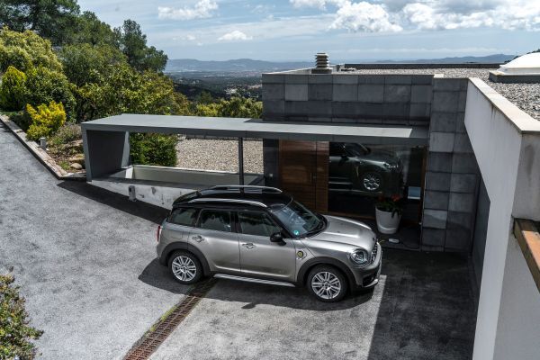 AUTO eDRIVE ist rein elektrisches Fahren bis 80 km/h, Zustart des Verbrennungsmotors bei höherer Geschwindigkeit, besonders starker Beschleunigung oder Batterie-Ladezustand unterhalb 7%. (Mini)