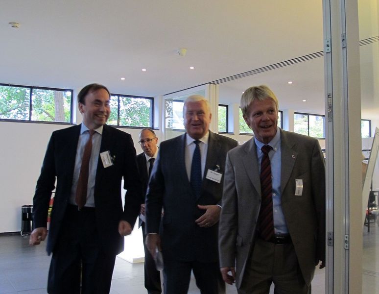Sichtlich gute Laune hatten Friedrich Überacker, LA ChemieArbeitgeber NRW, Dr. Klaus Engel von Evonik und Reiner Hoffmann, IG BCE (v.l.). (Bild: PROCESS)