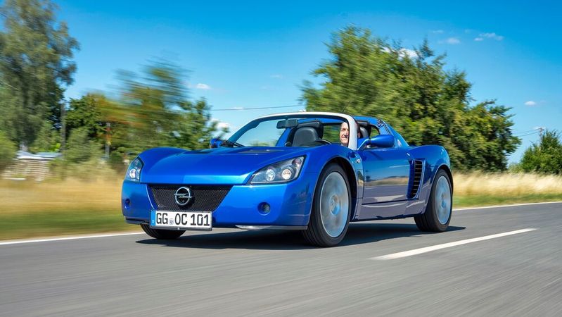 Der Opel Speedster: 900 Kilo nackter Fahrspaß ohne Servolenkung, ohne ESP, ohne Kompromisse.(Bild:  Dani Heye)
