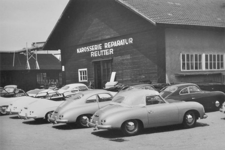 Ein Teil der Firma Reutter auf dem heutigen Porsche-Gelände des Werk 2. Vorne: 356 Cabriolet, dahinter 356 Coupé, dahinter 356 Speedster, alle Modelljahr 1955. (Porsche AG)