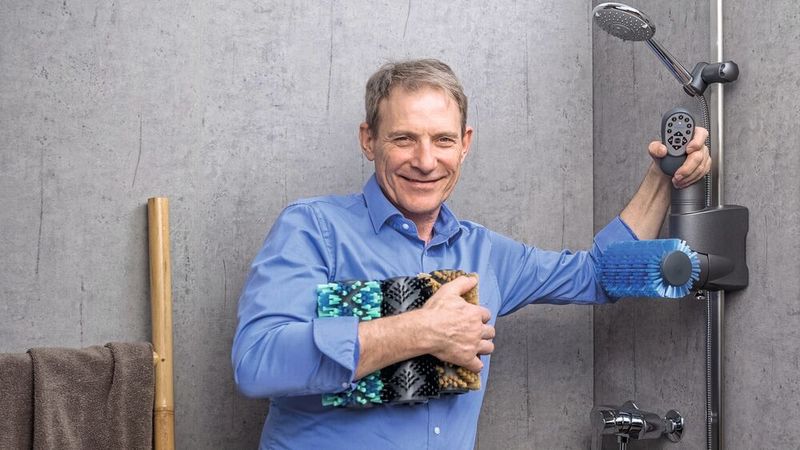 Einiges Entwicklungs-Know-how von Bruno Oberli und seinem Team floss in die Entwicklung der Massagebürste, die Herstellung der Borsten und deren Anordnung. Die Bürsten werden in verschiedenen Varianten mit unterschiedlichen Bürstenstärken angeboten. (Bild:  Aglaja)