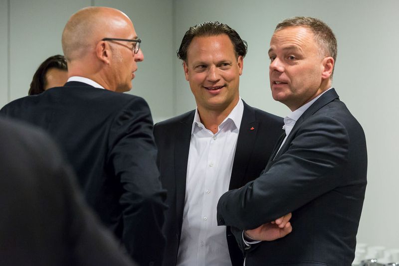 Jascha Bräuer (Mitte) von der Santander-Bank im Gespräch mit Alexander Henze von der Oktangarage (li.) und Digital-Berater Peter Lorenzen. (Stefan Bausewein)