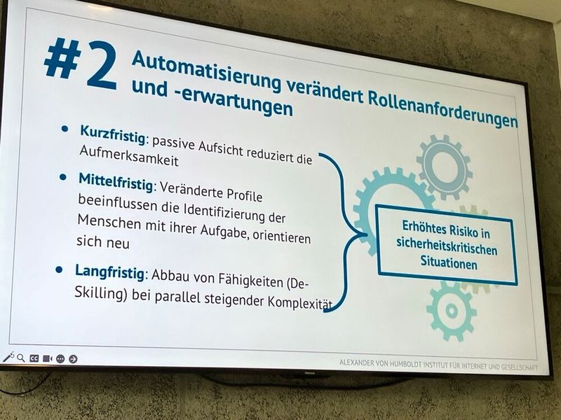 Automatisierte Systeme und KI bergen Chancen wie Risiken. Das Konzept verankert menschliches Urteil und Eingriffsmöglichkeiten über den gesamten Lebenszyklus der Systeme – und verbessert so die Entscheidungsqualität. (Bild: © Serina Sonsalla)
