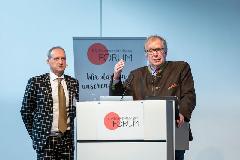 Jochen Pamer (l.) und Elmar Fuchs diskutierten die Haftungsrisiken mit den Teilnehmern. (Stefan Bausewein)