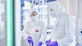 Travailler dans le respect des normes d'hygiène les plus strictes : dans une salle blanche, les solutions modulaires et la technique de signalisation moderne d'item assurent un environnement de production optimal pour la technique médicale. (photo : item) (Source : item)