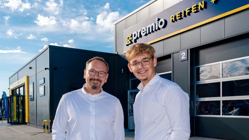 Mit Tom Berg (r.) ist neben seinem Vater Thorsten (l.) die dritte Generation in der Geschäftsleitung vertreten. (Bild: Premio Reifen + Autoservice Reifen Gabel)