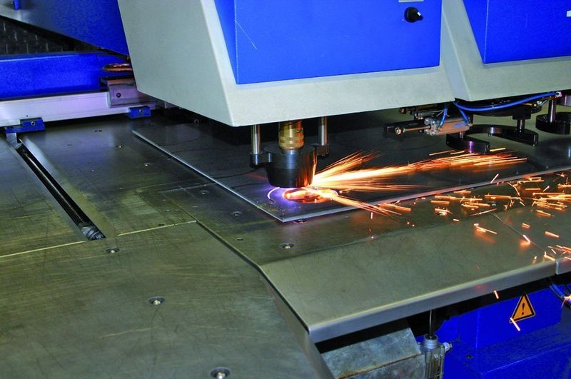 Plasmaschneidkopf in Aktion: die Schneidrückstände werden über eine integrierte Absaugeinrichtung wirkungsvoll entfernt; das Hi-Focus-Plasmaschneidsystem von Kjellberg arbeitet sehr wirtschaftlich, die Schneidkanten sind präzise und nahezu gratfrei. (Archiv: Vogel Business Media)