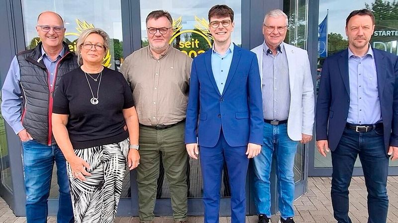 Im Autohaus Gerds in Grimmen tauschten sich Vertreter des Kfz-Verbandes, darunter Geschäftsführerin Reneé Werner (Mecklenburg-Vorpommern, 2. v. l.), mit dem Bundestagsabgeordneten Georg Günther (4. v. l.) über aktuelle politische und wirtschaftliche Themen des Kfz-Gewerbes aus.  (Bild: Kfz-Gewerbe Schleswig-Holstein)