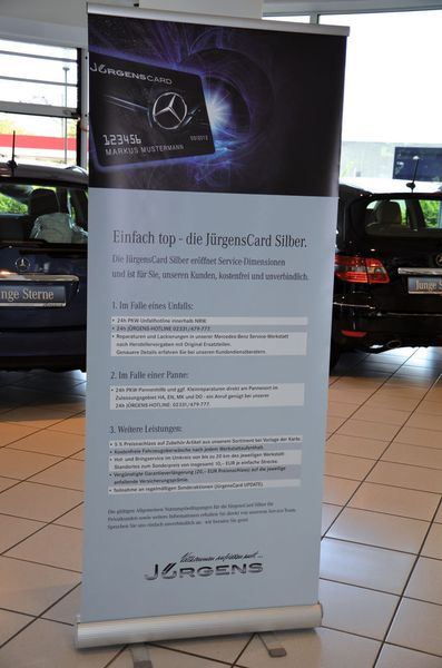 Ein beliebtes Instrument zur Kundenbindung ist die Jürgens Card, auf die im Autohaus hingewiesen wird. (Bayha)