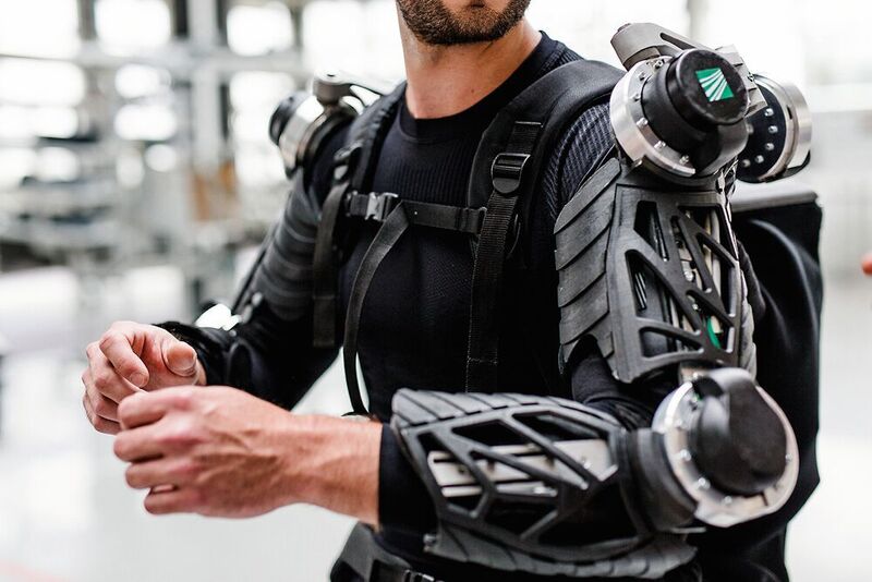 Mit dem Exo-Jacket wird der Mitarbeiter bei Hebetätigkeiten und Überkopfarbeiten entlastet. (Fraunhofer-IPA)