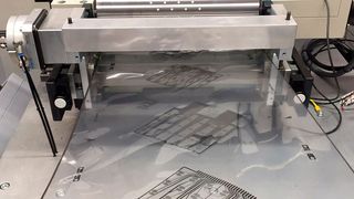 Endlosfolie mit gedruckten Biosensoren: Fraunhofer-Forscher haben ein günstiges Rolle-zu-Rolle-Verfahren mit Graphen entwickelt. (Bild: Fraunhofer IBMT)