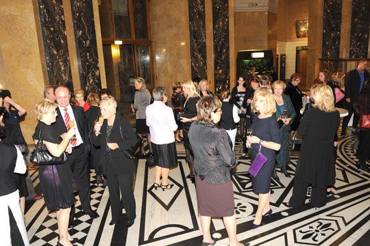 Die Damen nutzten die Gelegenheit zum Smalltalk – und überlegten schon, welche unter ihnen wohl die Unternehmerin des Jahres 2010 wird. (Archiv: Vogel Business Media)