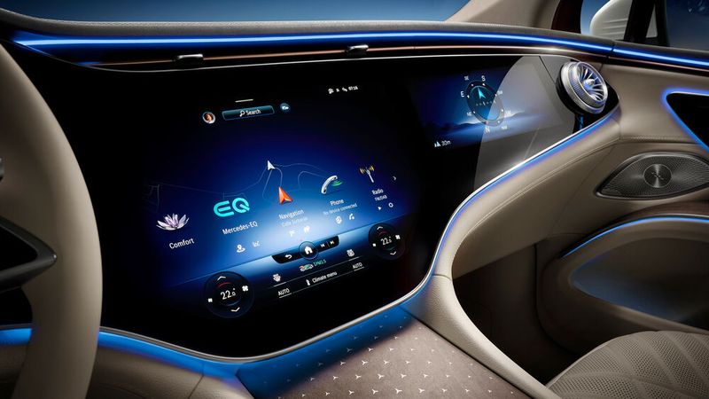 Das EQS SUV hat im Cockpit drei Bildschirme. (Bild: Mercedes-Benz)