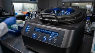 What must function smoothly in everyday laboratory routines presents special challenges for designers: centrifuges require compact drives that generate high centrifugal forces without emitting harmful waste heat. (Source: © Numan – stock.adobe.com / AI-generated)
