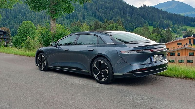 Am Heck sticht vor allem das durchgehende Lichtband mit dem Schriftzug „Lucid“ ins Auge. (Bild: Mauritz – VCG)