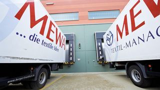 Bei Mewa in Lauenburg meldet das Tor der Steuerungselektronik, wenn es vollständig geöffnet ist und die Verladebrücke auf dem Lkw abgesetzt werden kann.  (Bild: Hörmann)