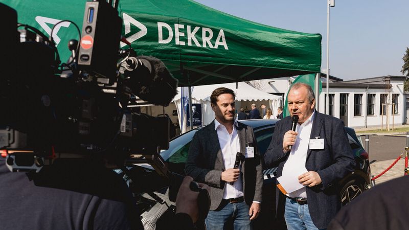 Dekra zeigte einen mit 70 Kilometern pro Stunde frontal gecrashten VW ID.3 und fragte die WKST-Teilnehmer nach der Höhe der Reparaturkosten. Ein theoretischer Wert, denn es handelte sich um einen Totalschaden. Demjenigen, dessen Schätzung der tatsächlichen Höhe am nächsten kommt, winkt ein DTM-Wochenende zu zweit mit Übernachtungen und lückenloser kulinarischer Versorgung. Im Bild Michael Wallrapp von Dekra Würzburg (links) und Außenmoderator Peter Diehl. (Bild: Stefan Bausewein)