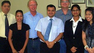 Großes Lob für die pünktliche Auslieferung erhielt das Team von Wollschläger Abu Dhabi persönlich durch den geschäftsführenden Gesellschafter, Frank Wollschläger (3 v.l.).  Bild: Wollschläger (Archiv: Vogel Business Media)