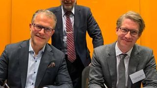 Siggi Ólason, CEO at Green Fuel, and Tore Sylvester Jeppesen, Senior Vice President at Topsoe, signs the MOU. (Haldor Topsoe)