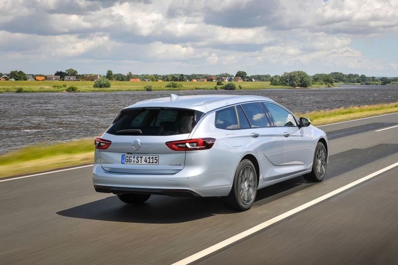 Der theoretische Durchschnittsverbrauch soll bei 5,3 Liter pro 100 Kilometer liegen. (Opel)