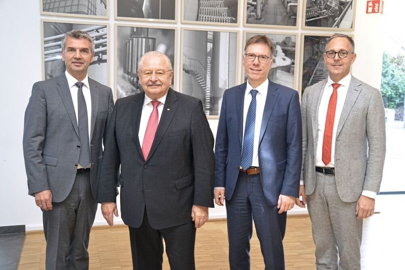 Partner seit 2005: (v.li.) Ralph Rheinboldt (Fuchs), Jürgen Karpinski (ZDK), Stefan Knapp und Dirk Nusselt (beide Fuchs) stehen stellvertretend für die mittlerweile dreizehn Jahre andauernden Partnerschaft zwischen ZDK und Fuchs.   (Bild: Michel / »kfz-betrieb«)